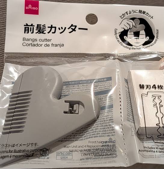 ダイソーの「前髪カッター」。たしかにちょっとクシにも見える……