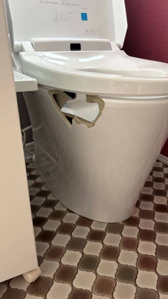 ふたが落下して便器に直撃したとのこと