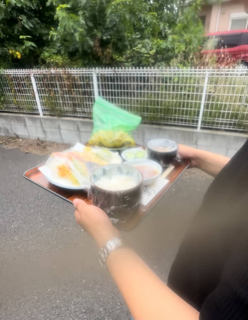 まさかのお店のトレーごと！