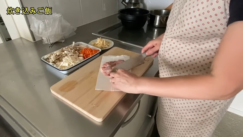 鶏肉をまな板に敷いたキッチンペーパーに乗せてカット
