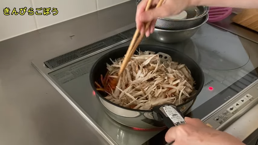 いつもの倍の量のゴボウを入れたそうで、フライパンからこぼれ落ちそうになっている
