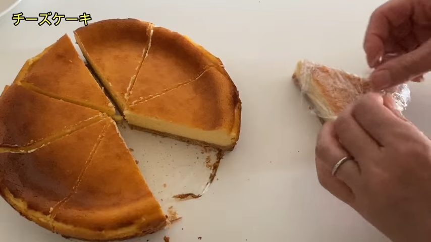 カットしたチーズケーキを1つずつラップ