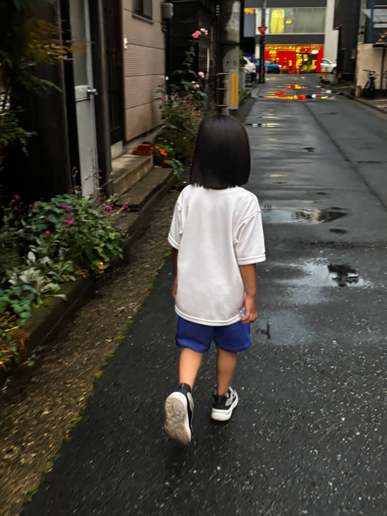 髪形と服の配色が誰かに似てる……