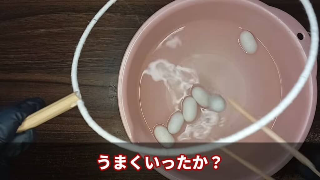 絹糸がリング部分に引っ掛かったうちわ