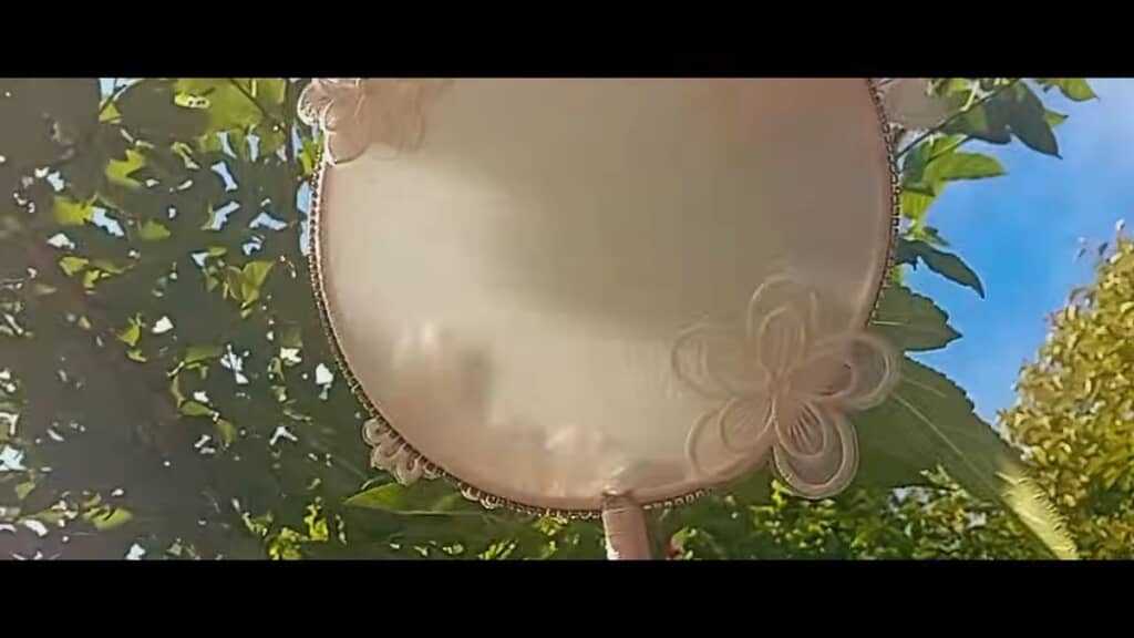 花がらの刺しゅうが付いている絹糸のうちわ