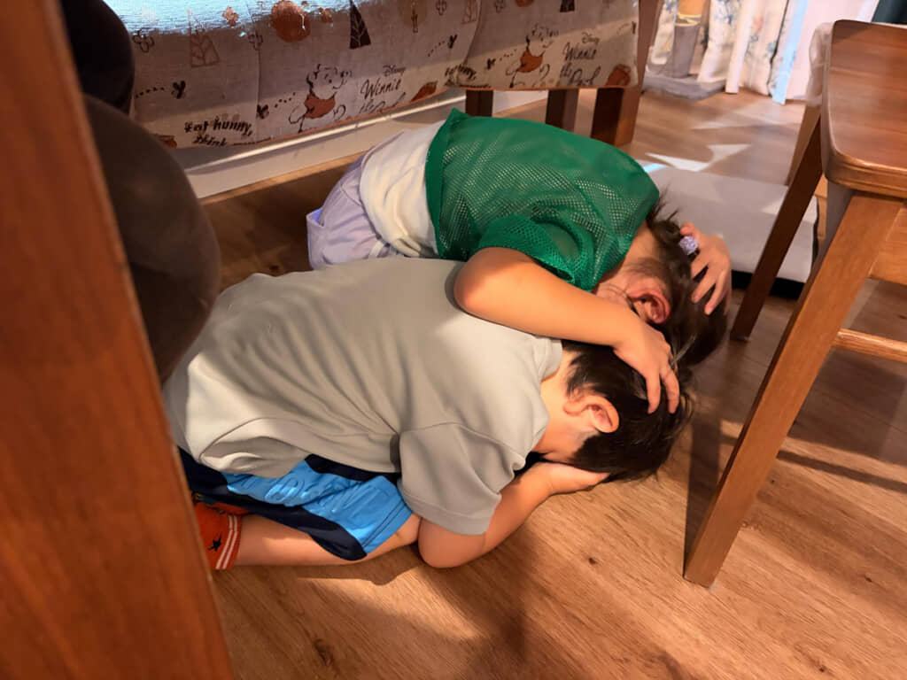 緊急時に弟を守ろうと覆いかぶさるお姉さん
