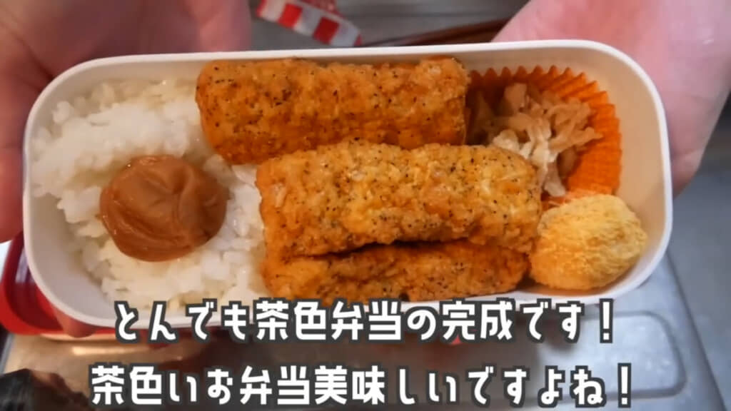 おかずがどーんとのった茶色いお弁当がおいしそう！