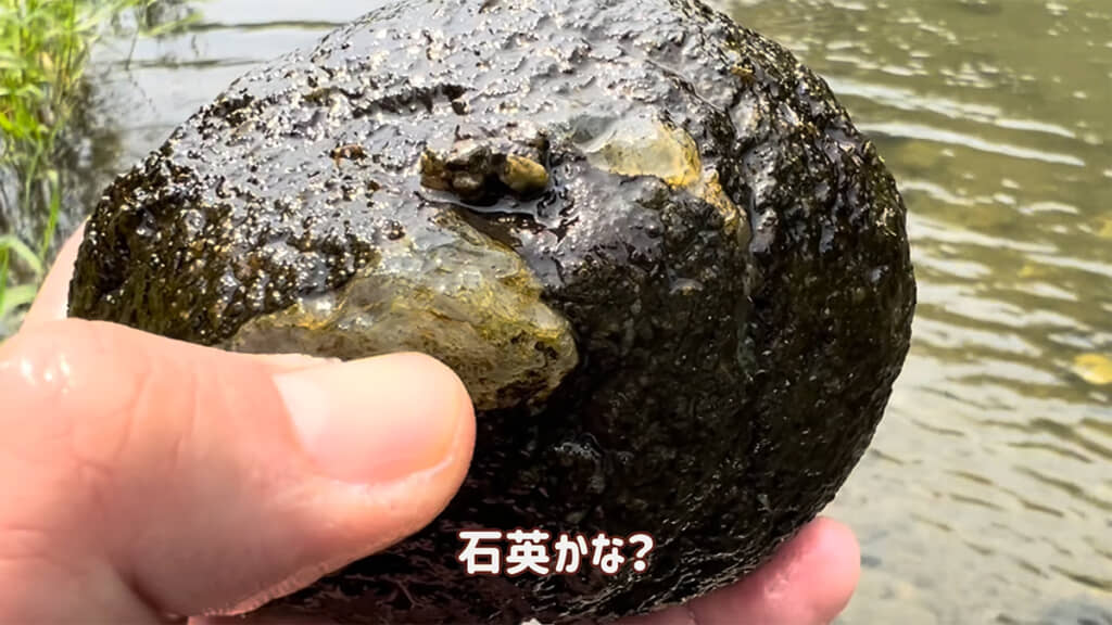 表面に透明な玉髄らしきものがある石が出てきました