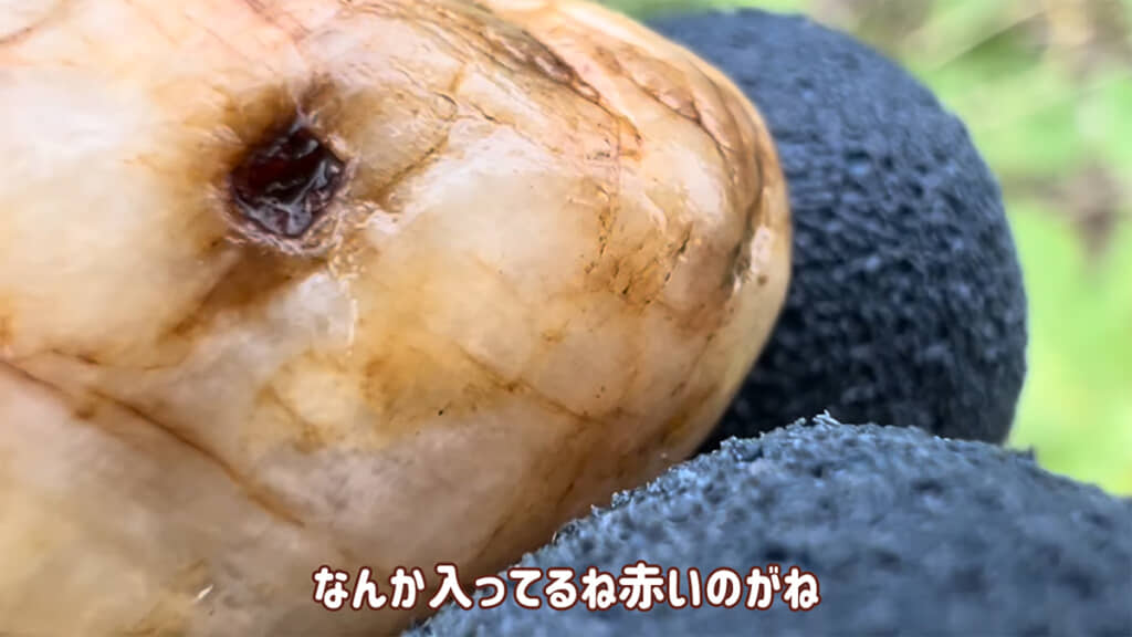 ガーネットらしきものが入っています