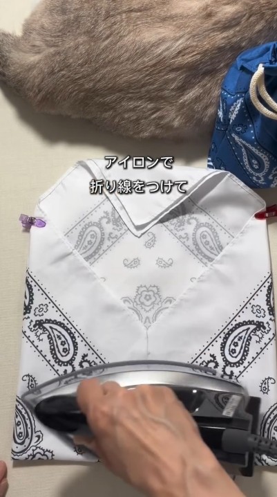 アイロンで付けた折れ線を縫います