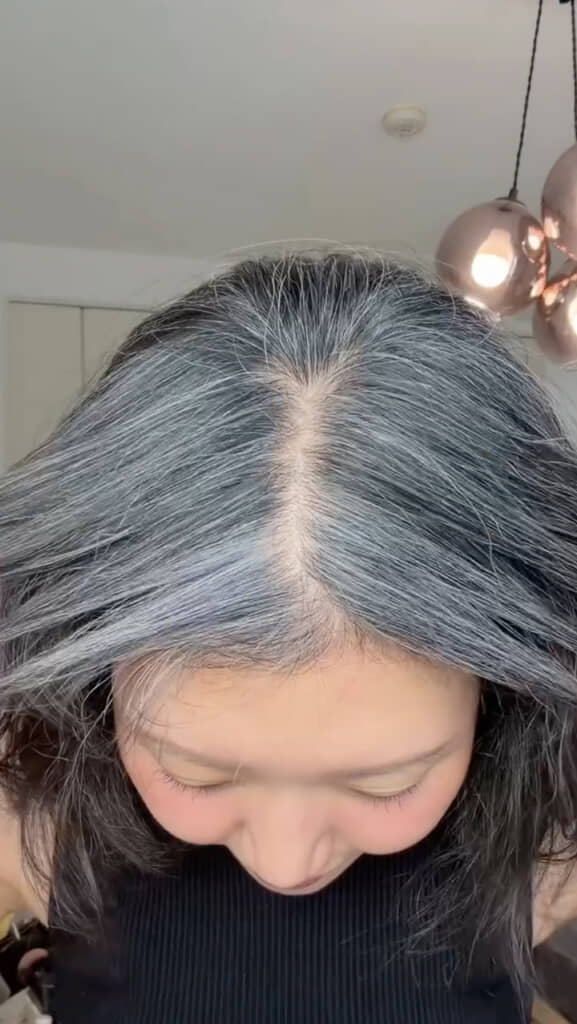自然なグレイヘアに