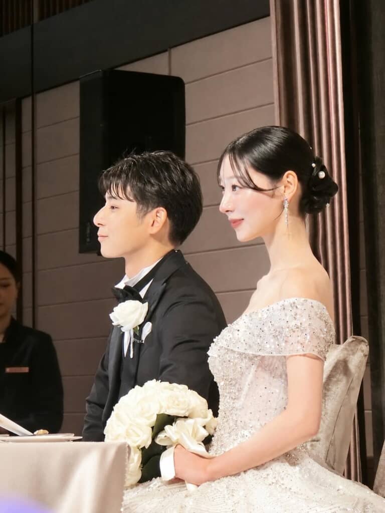 デコルテから首のラインが神々しい