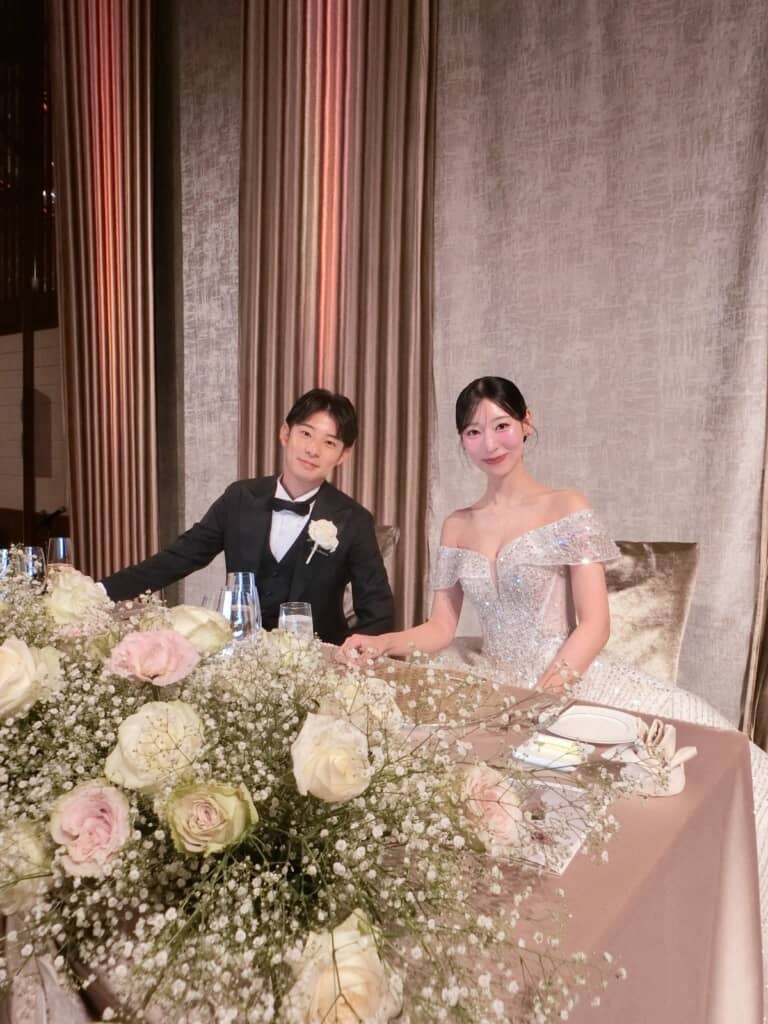 夫婦2ショットで幸せそうにほほえむsaraさん