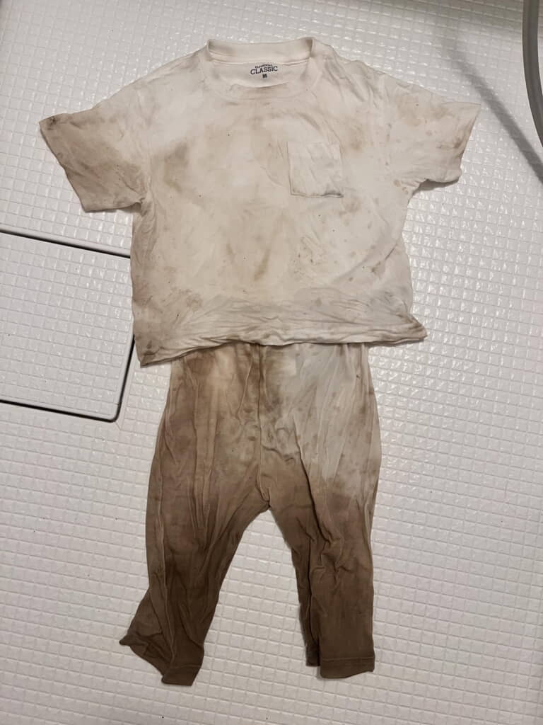 ズボンの裾が見事な染まり具合