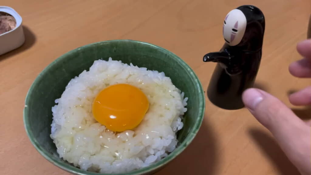 カオナシが卵ご飯に手を伸ばして……