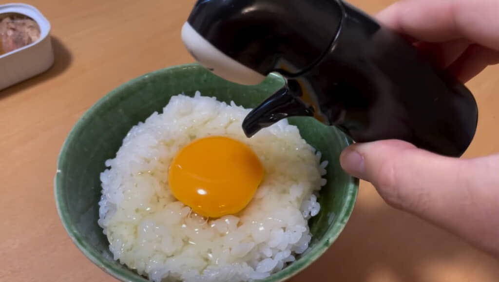 卵めがけて……