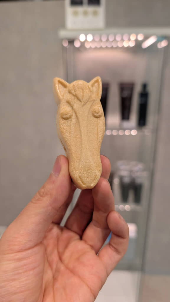 かわいい馬の顔に塩バターあんが入っています