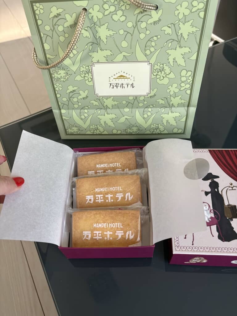 万平ホテルのカシス&ブルーベリーサンド
