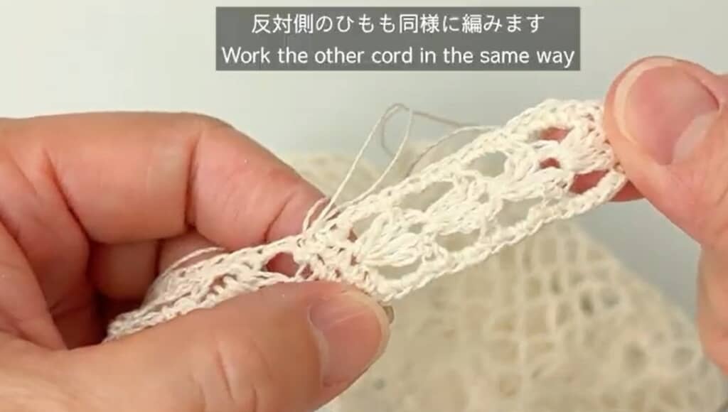 ヒモの周りを細編みで一周します
