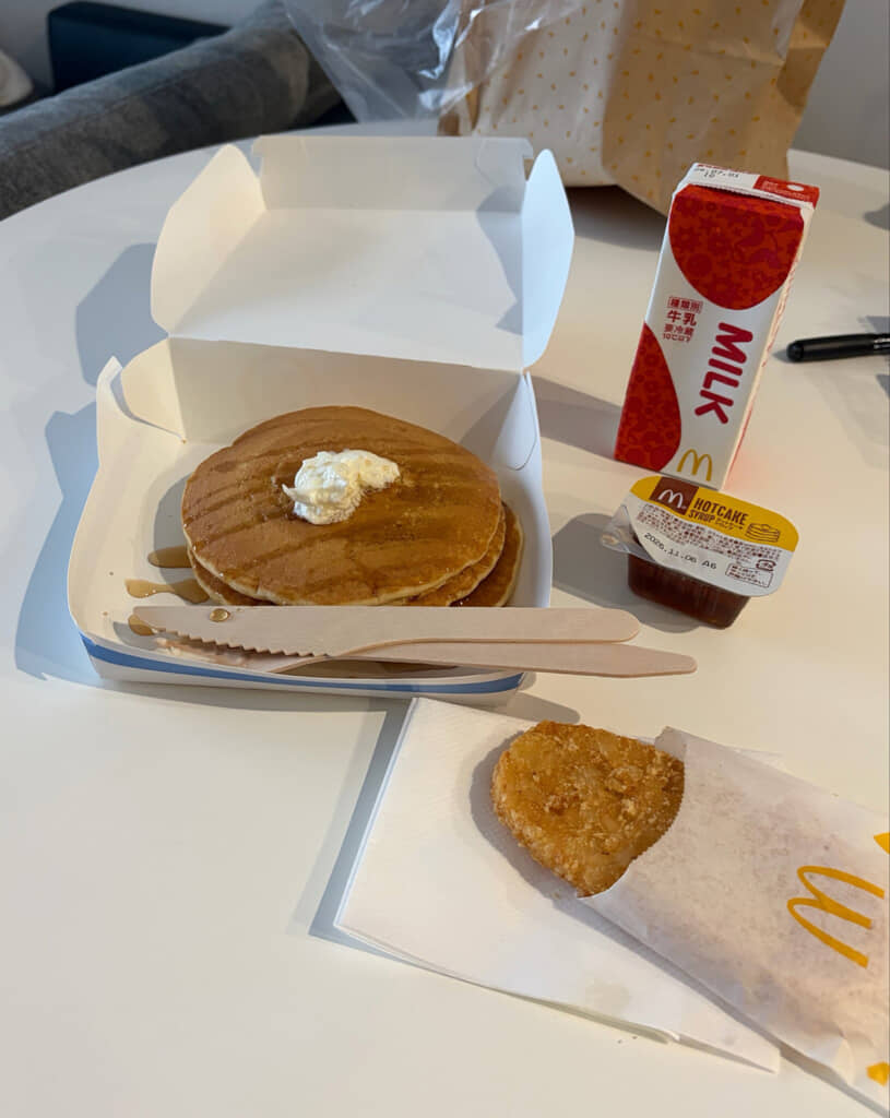 ホットケーキとハッシュポテト、ミルクの組み合わせ!
