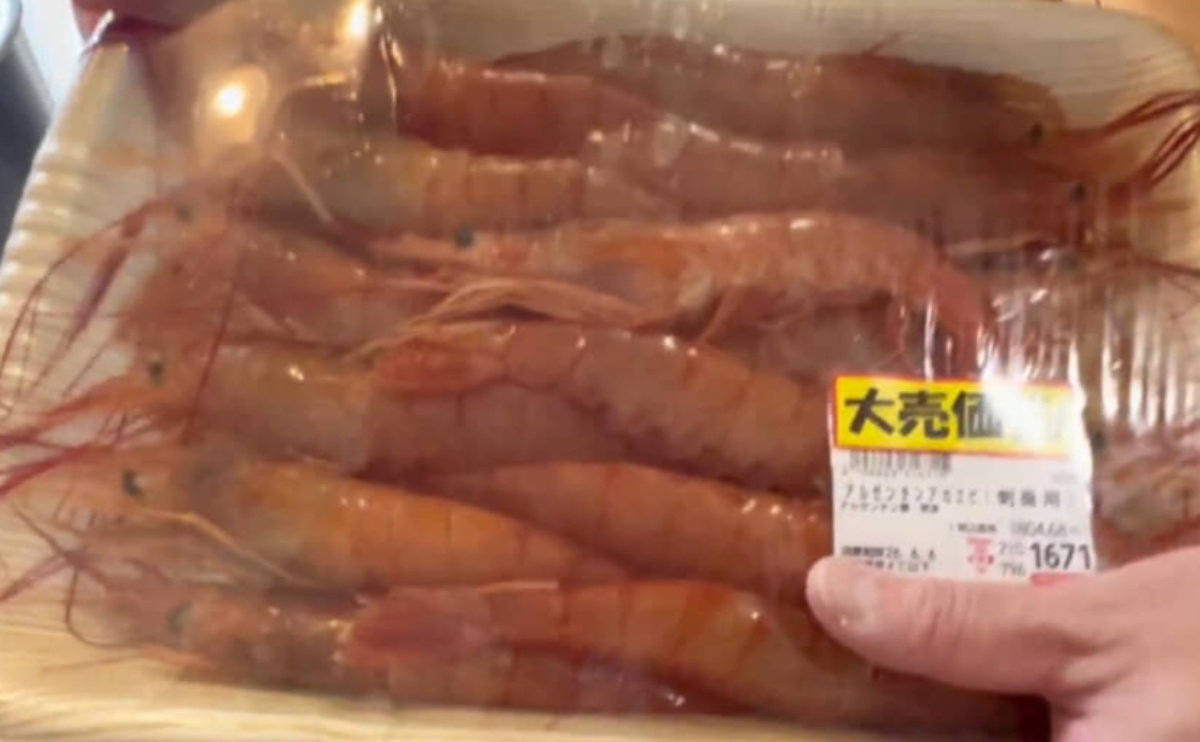 ロピアで購入した大量のエビ→パパがキッチンバサミで切っていくと…… 驚きの光景に「今まででいちばん手軽」「感激です…!」(1/3) | グルメ ねとらぼ