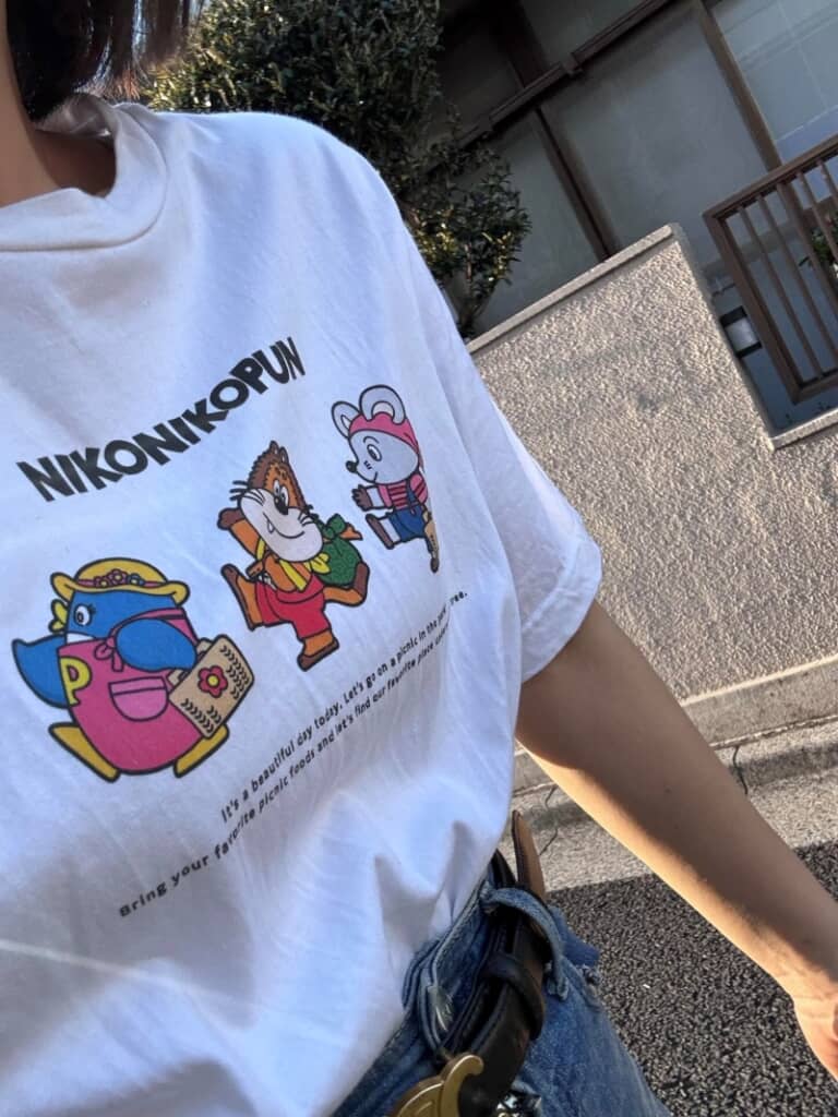 「にこにこ、ぷん」のTシャツだ!
