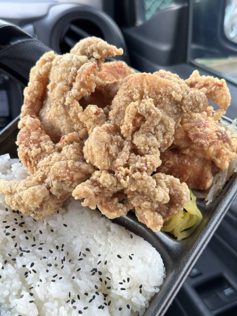 まるちゃん家のから揚げ弁当（黒ごまご飯入り・大盛り・俯瞰）