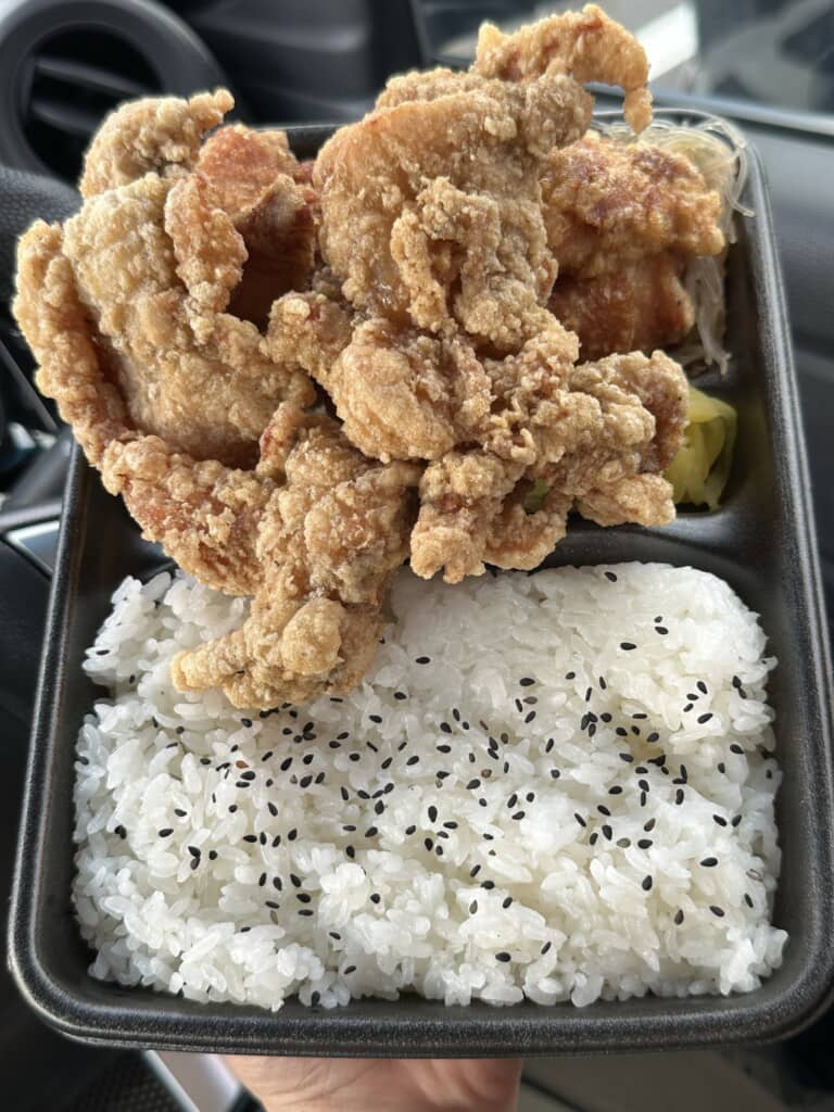 まるちゃん家のから揚げ弁当（黒ごまご飯・から揚げたっぷり・手持ち）