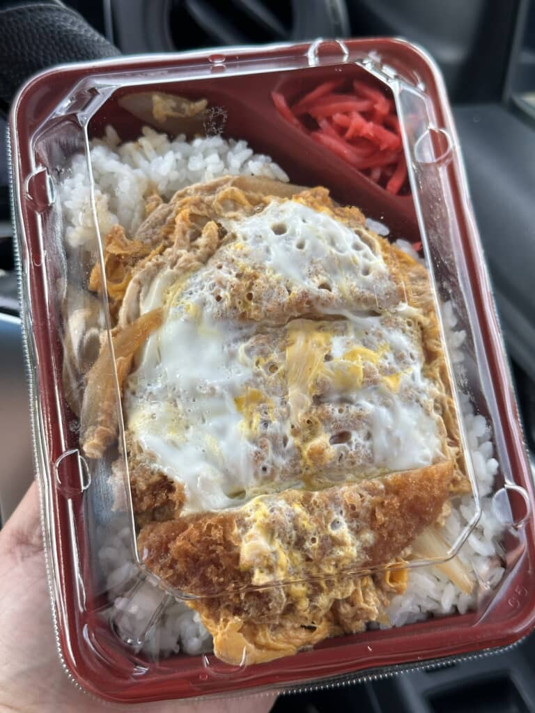 まるちゃん家（ほっかほか弁当）のカツ丼弁当（目玉焼きのせ・車内）