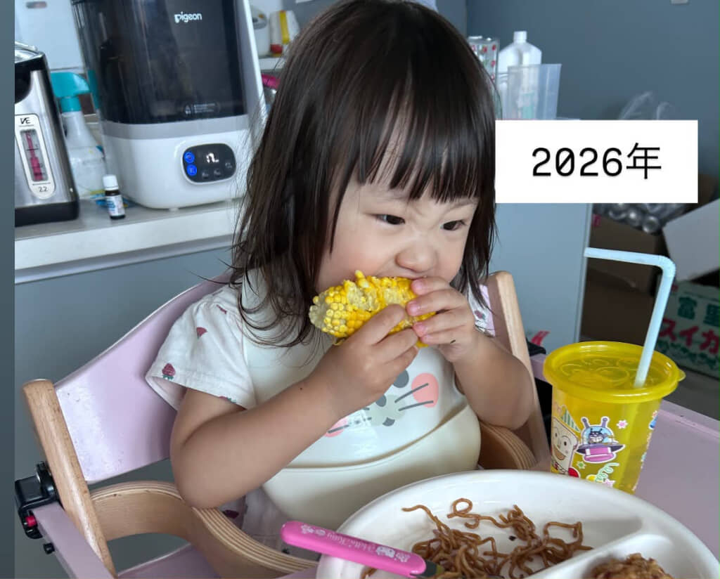 とうもろこしにかぶりつく長女ちゃん