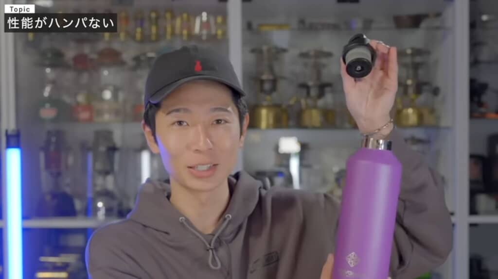 ボタン操作により片手でフタを外せるREVOMAXの保冷ボトル