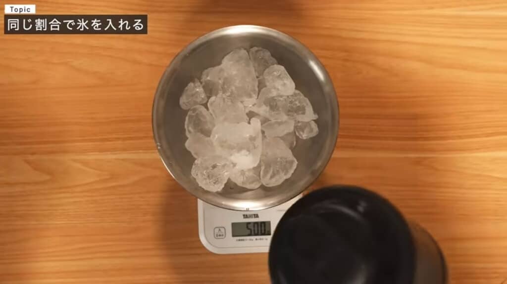 実験に使う氷を量り取る