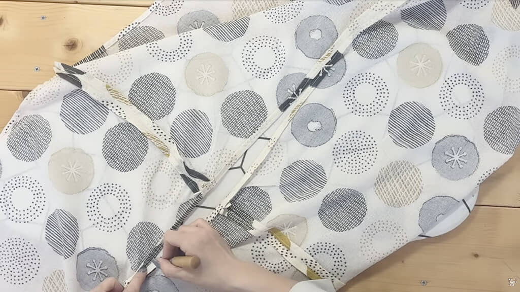 開けておいた襟ぐりをぐるっと縫って補強