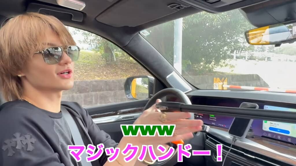 マジックハンドを取り出す佐野勇斗さん