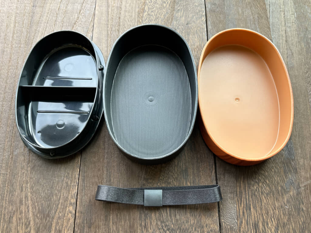2段式のお弁当箱にゴムバンドまで付いています