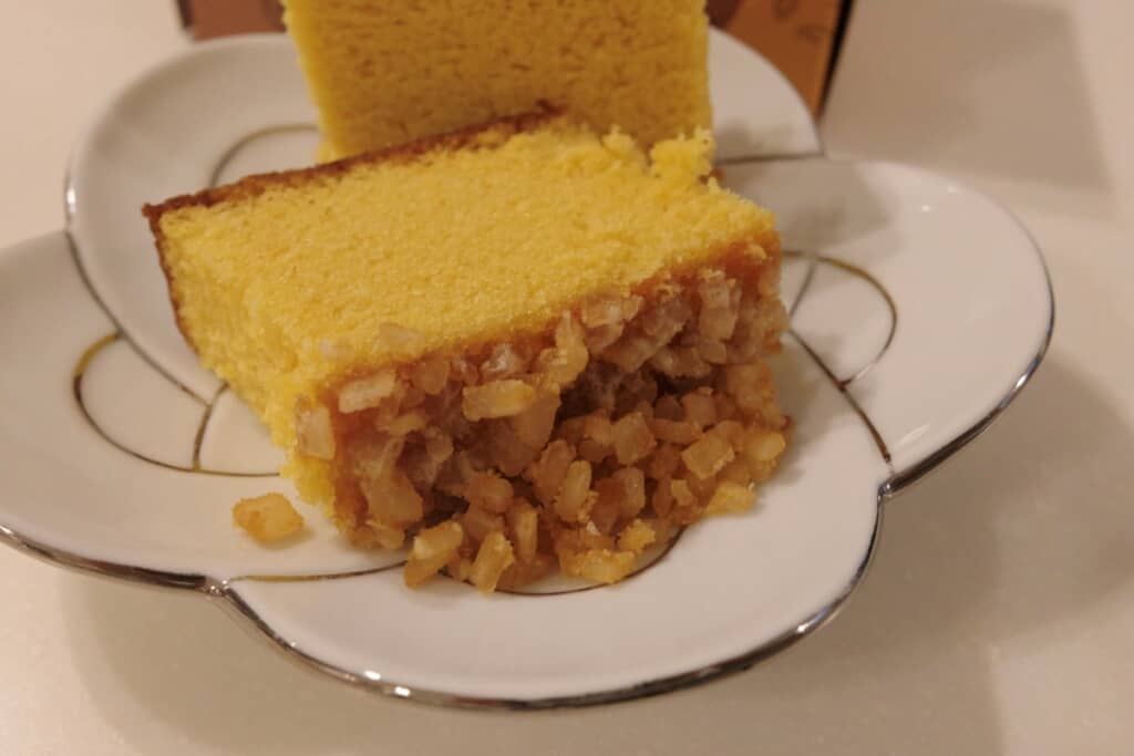 横に倒すとざらめがお皿にこぼれています