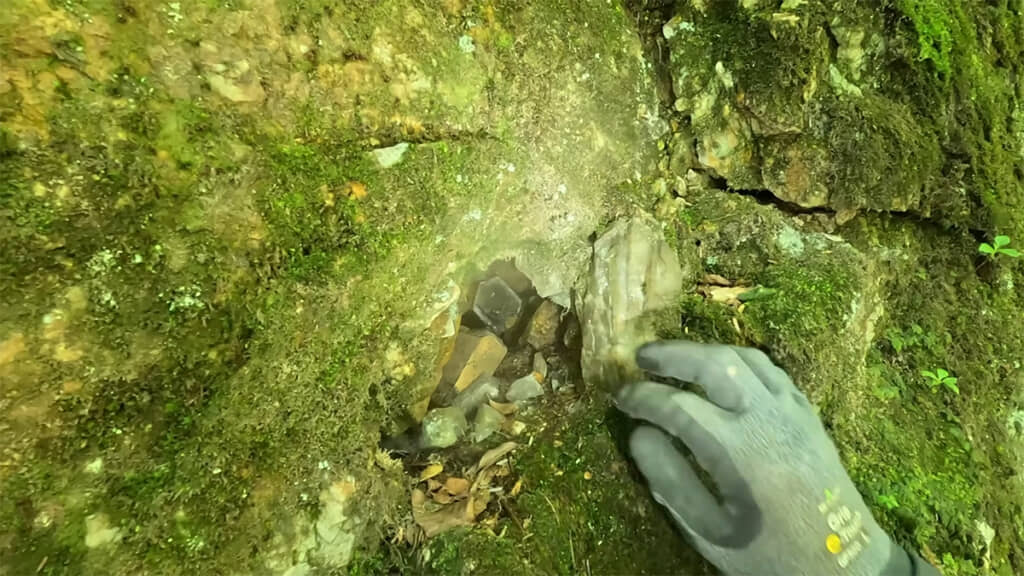 大きな水晶を抱えたガマを発見