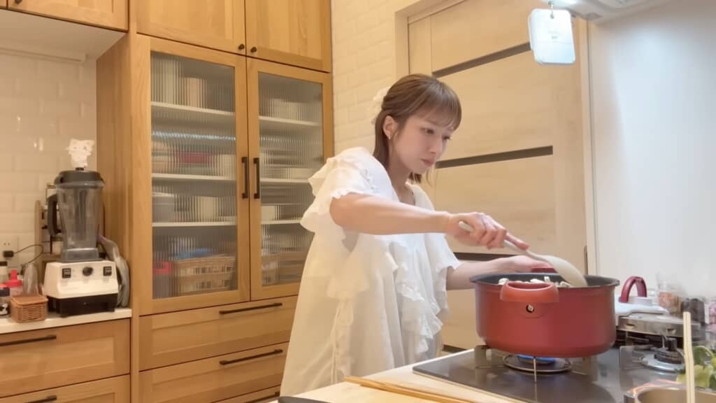 圧力鍋でビーフシチューを作る辻希美さん