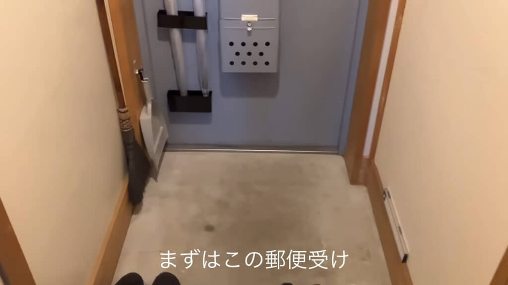 郵便受けは風でガタガタするのでキッチンペーパーを挟んでいる