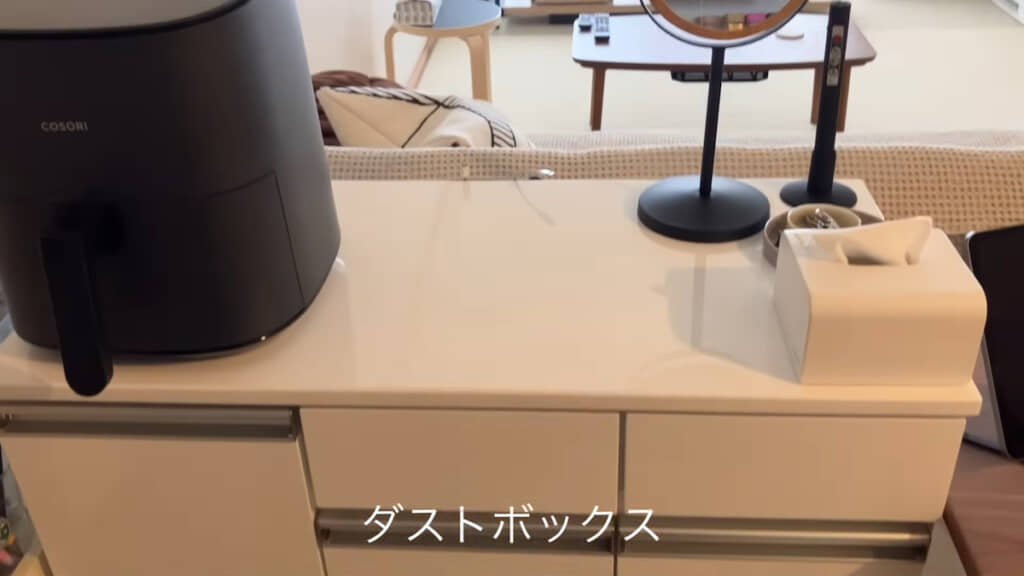 家具調のダストボックスの上にはエアフライヤー