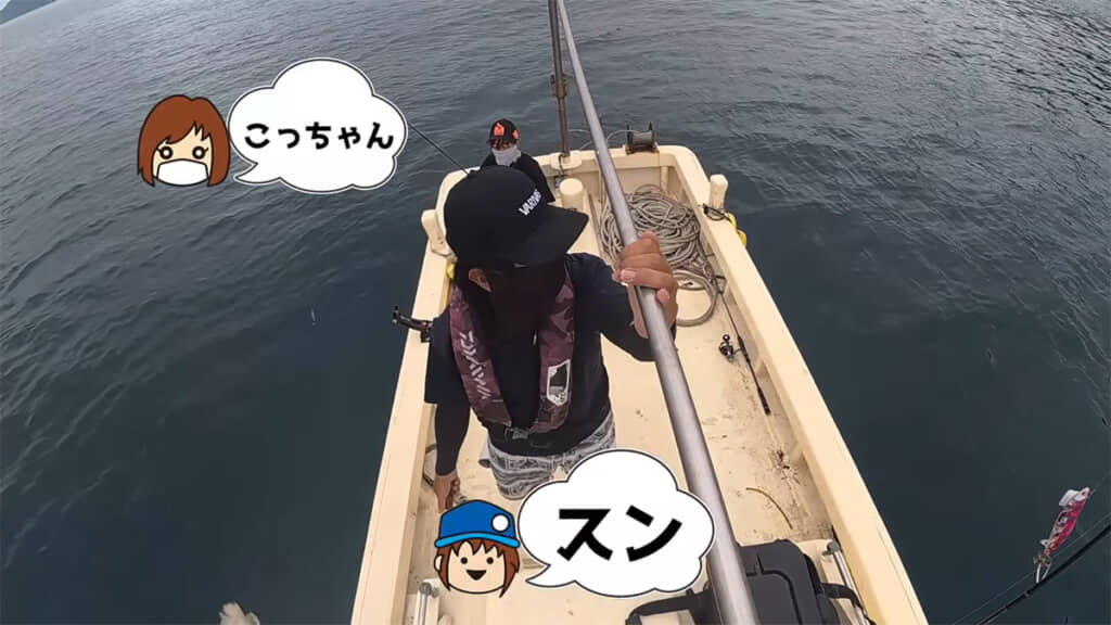 海で釣りをするスンさんとこっちゃんさん夫妻