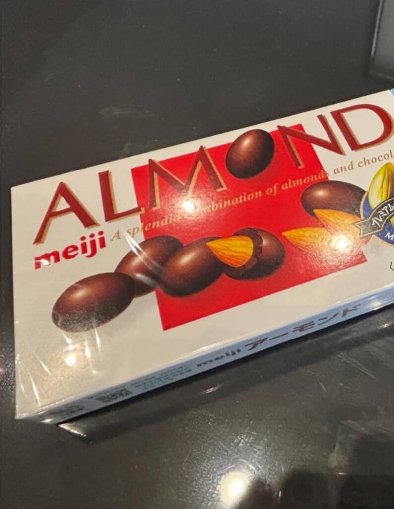 みんな大好き明治のアーモンドチョコ