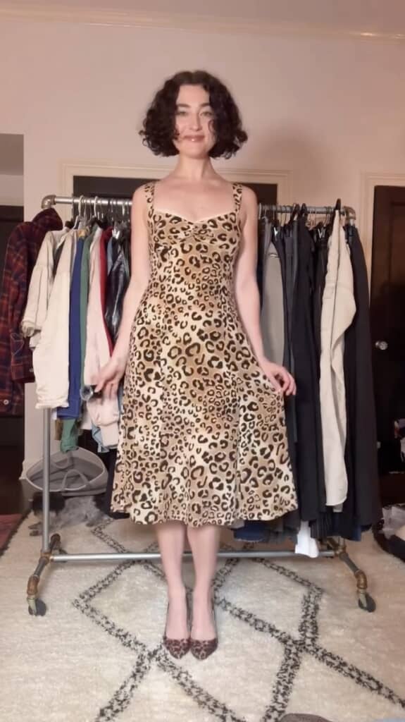 インパクト満点なヒョウ柄ドレス。派手さの中にも品の良さを感じる