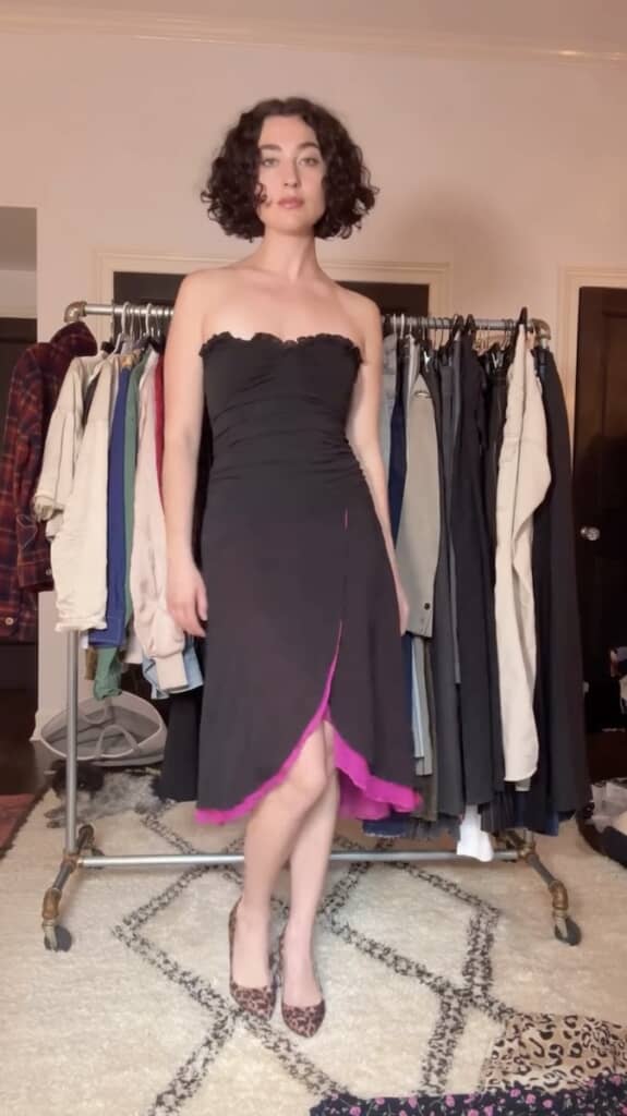 黒のオフショルダーのドレスは裾のピンクがステキ。どの服もVioletさんに似合っています