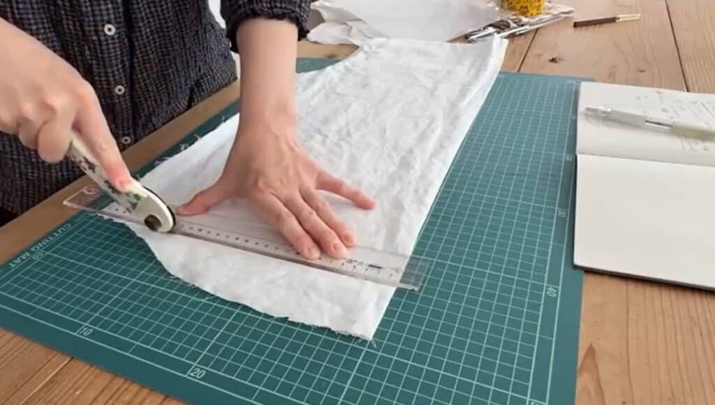 裁断します