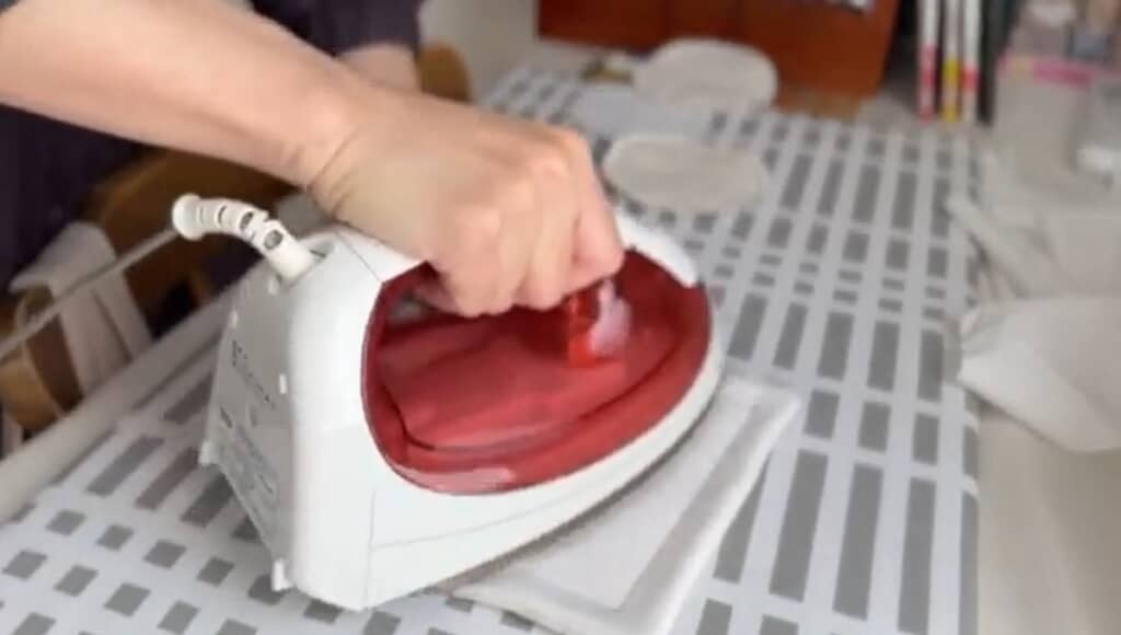 アイロンをかけます