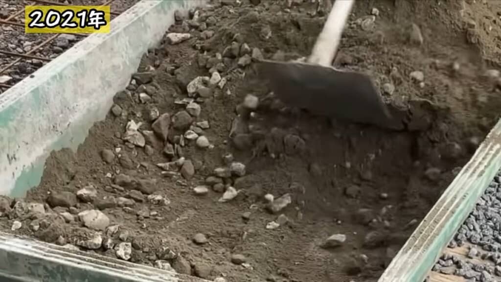砕石やセメントを混ぜてコンクリートを手練り