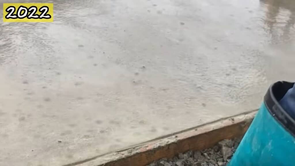 雨に打たれる完成前の路面