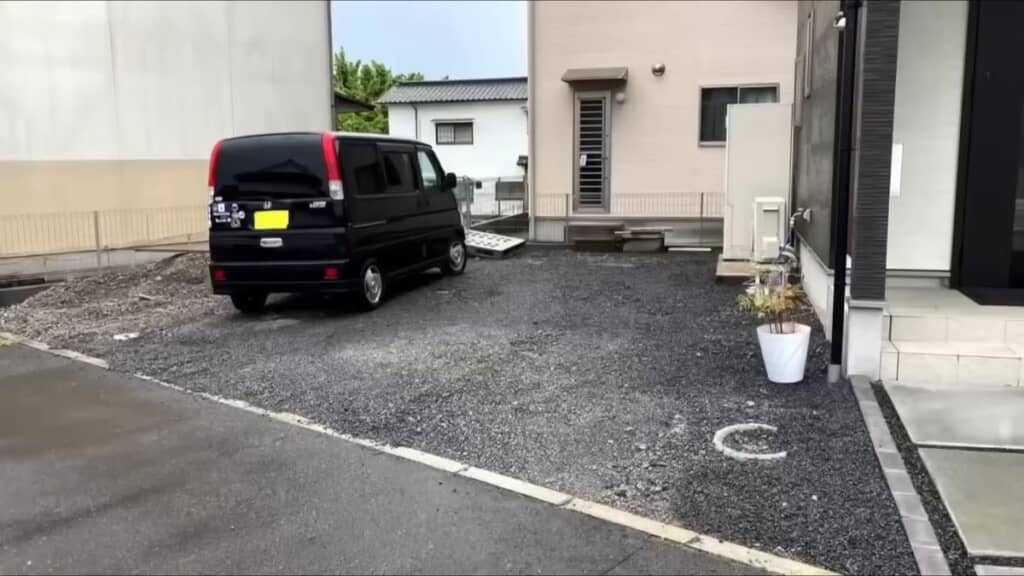 コンクリート打設前の家の脇