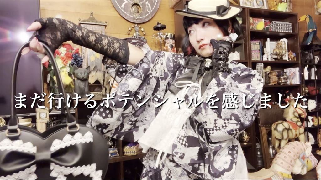 （4/10）ゴシックな雰囲気があるこのグローブをはめるとちょっぴりデカダンスな雰囲気に。